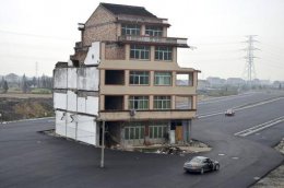 В Китае снесли дом на трассе (ФОТО)