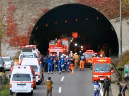 В Японии обрушился автомобильный тоннель (ВИДЕО)