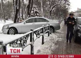 Автомобиль депутата протаранил забор возле Мариинского парка и врезался в дерево