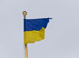 На здании ВР висит разорванный флаг Украины (ФОТО)