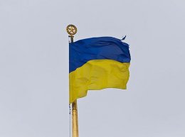 На здании ВР висит разорванный флаг Украины (ФОТО)