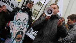Под Кабмином запустили в небо Азарова, Тигипко и Табачника (ФОТО)