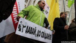 Под Кабмином запустили в небо Азарова, Тигипко и Табачника (ФОТО)