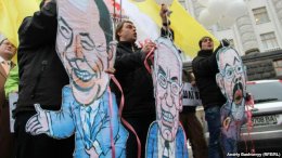 Под Кабмином запустили в небо Азарова, Тигипко и Табачника (ФОТО)
