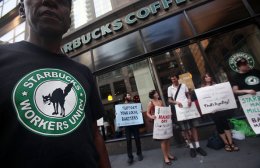 В Британии прошли акции протеста против сети кофеен Starbucks