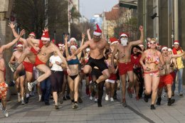 Санта Клаусы бегали по Будапешту в купальниках