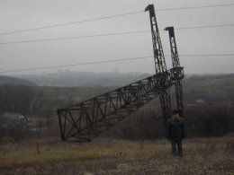 Под Макеевкой ветер повалил столбы ЛЭП. Поселок остался без света (ФОТО)