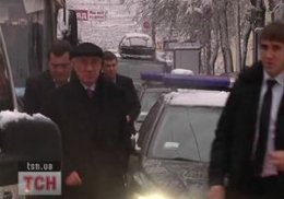 Из-за пробок Азаров начал ходить пешком