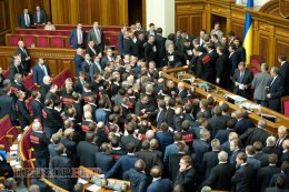 В Раде идет борьба за трибуну (ФОТО + ВИДЕО) В Раде идет борьба за трибуну (ФОТО + ВИДЕО)