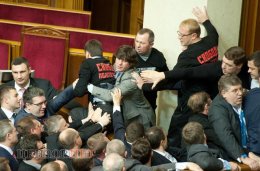 В Раде идет борьба за трибуну (ФОТО + ВИДЕО)