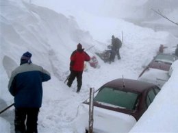 В Виннице спасатели продолжают вытаскивать из сугробов автомобили
