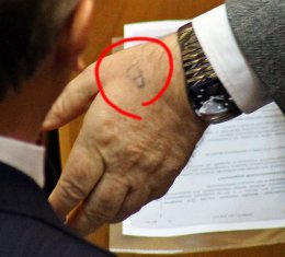 Что означает иероглиф на руке нового спикера Верховной Рады (ФОТО) Что означает иероглиф на руке нового спикера Верховной Рады (ФОТО)