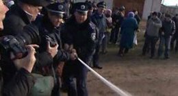 Митинг в Крыму разгоняли водой. Досталось и журналистам (ВИДЕО)