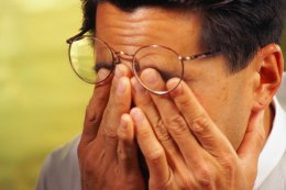 Беда офисных сотрудников и курильщиков: синдром "сухого глаза"