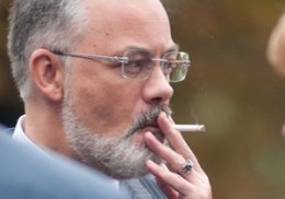 Нарушитель закона о курении Табачник сбежал от журналистов (ВИДЕО)