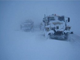 Захватывающее зрелище, УРАЛ штурмует реку зимой (ВИДЕО)