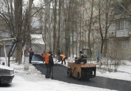 Дорожная служба Николаева укладывает асфальт прямо на снег