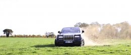 Необычная езда по полю на Rolls-Royce Phantom (ВИДЕО)