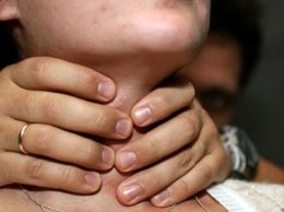 Муж задушил свою жену и отвез ее в больницу