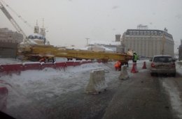 На Подоле на проезжую часть рухнула буровая установка (ФОТО)