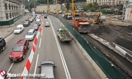 На Подоле на проезжую часть рухнула буровая установка (ФОТО) На Подоле на проезжую часть рухнула буровая установка (ФОТО)