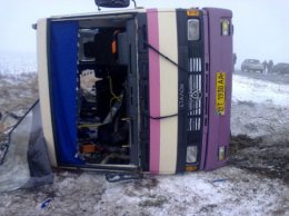 На Херсонщине в перевернувшемся автобусе погибла 22-летняя девушка (ФОТО)