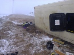 На Херсонщине в перевернувшемся автобусе погибла 22-летняя девушка (ФОТО)