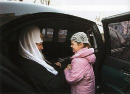 Патриарх Кирилл призвал священников не ездить на дорогих автомобилях и не принимать дары