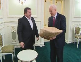 Азаров получил к Новому году индейку от частного предпринимателя (ВИДЕО)