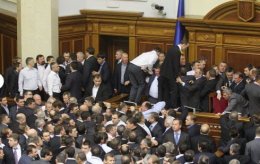 Депутаты от оппозиции хотят лишить самих себя льгот