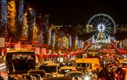 Праздничные световые инсталляции со всего мира (ФОТО)