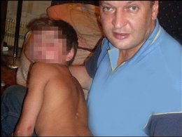 Педофил запугал подростков через интернет