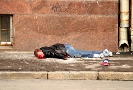 В Крыму молодой парень выпал из окна седьмого этажа