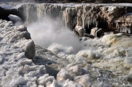 Застывший водопад в Китае (ФОТО)