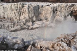 Застывший водопад в Китае (ФОТО)