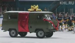 Хоккеисты "Северстали" подарили детям микроавтобус УАЗ (ВИДЕО)