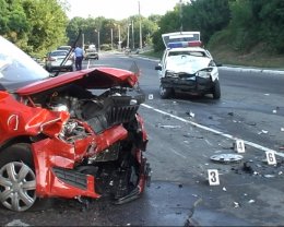 В Житомире пьяный водитель протаранил автомобиль ГАИ (ВИДЕО)