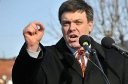 Тягнибок и журналисты на одной стороне баррикад