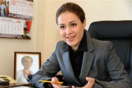 Наталья Королевская подписывает документы с ошибками в заголовке (ФОТО)