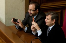 Какие мобильные телефоны в моде у народных избранников