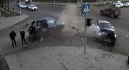В сантиметре от смерти... Пешеходам крупно повезло (ВИДЕО)