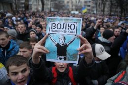 Более тысячи днепропетровцев вышли на марш поддержки Павличенко (ВИДЕО)