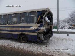 На трассе Киев-Чоп грузовик протаранил автобус с пассажирами (ФОТО)
