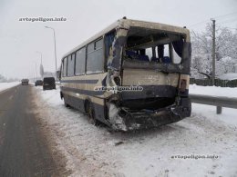 На трассе Киев-Чоп грузовик протаранил автобус с пассажирами (ФОТО)