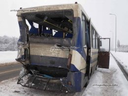 На трассе Киев-Чоп грузовик протаранил автобус с пассажирами (ФОТО)