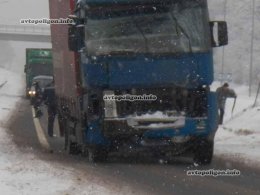 На трассе Киев-Чоп грузовик протаранил автобус с пассажирами (ФОТО)