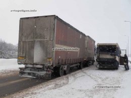 На трассе Киев-Чоп грузовик протаранил автобус с пассажирами (ФОТО)