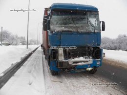 На трассе Киев-Чоп грузовик протаранил автобус с пассажирами (ФОТО)
