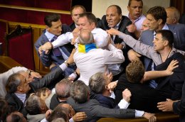 Оппозиция должна чаще устраивать драки в парламенте