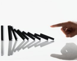 Создана простейшая математическая модель "цепной реакции домино"